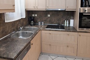 Elegant Spacious 2 Bd Apt in Petralona