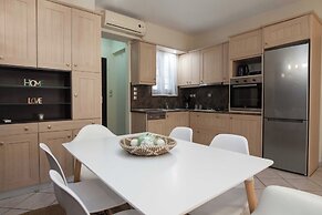 Elegant Spacious 2 Bd Apt in Petralona