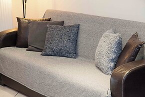 Elegant Spacious 2 Bd Apt in Petralona