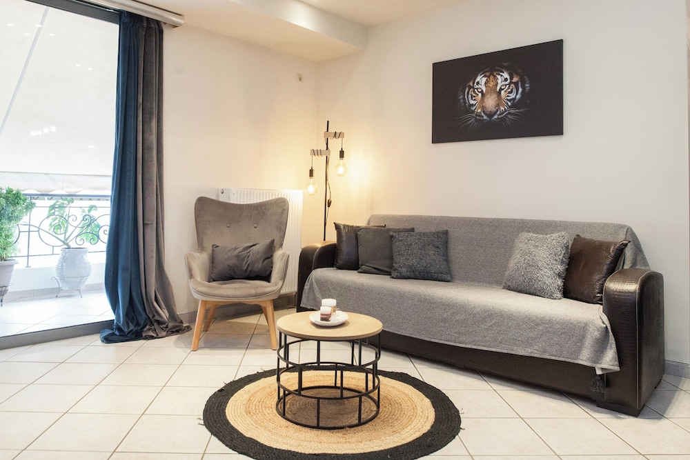 Elegant Spacious 2 Bd Apt in Petralona