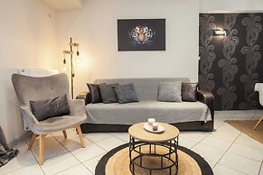 Elegant Spacious 2 Bd Apt in Petralona