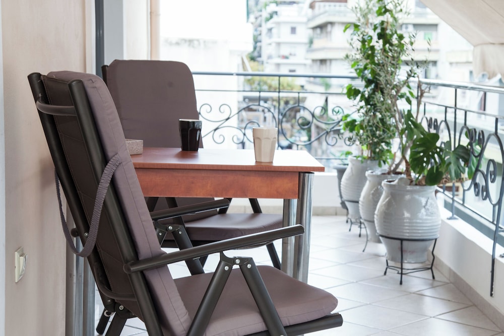 Elegant Spacious 2 Bd Apt in Petralona