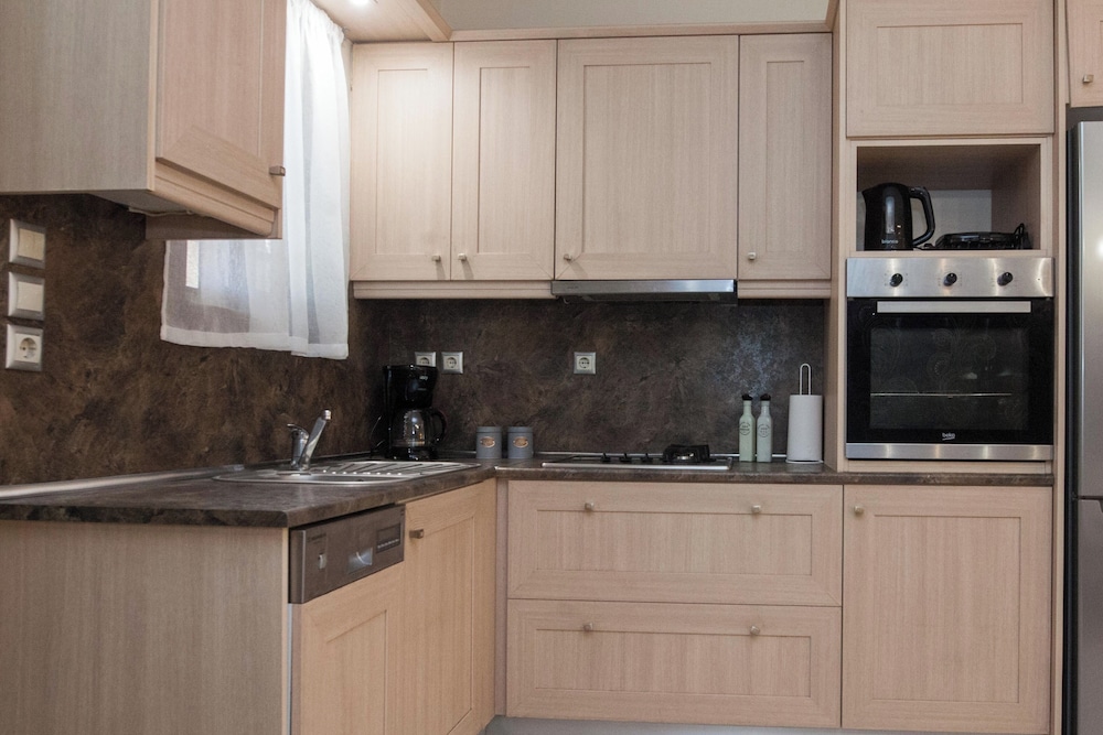 Elegant Spacious 2 Bd Apt in Petralona