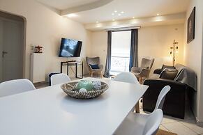 Elegant Spacious 2 Bd Apt in Petralona