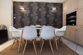 Elegant Spacious 2 Bd Apt in Petralona