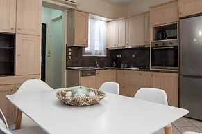 Elegant Spacious 2 Bd Apt in Petralona