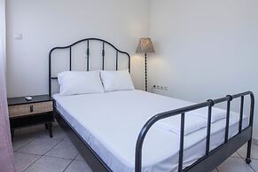 Elegant Spacious 2 Bd Apt in Petralona