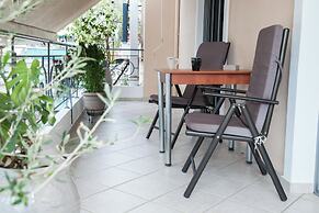 Elegant Spacious 2 Bd Apt in Petralona