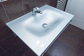 Elegant Spacious 2 Bd Apt in Petralona