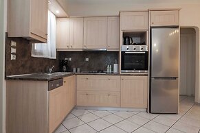 Elegant Spacious 2 Bd Apt in Petralona
