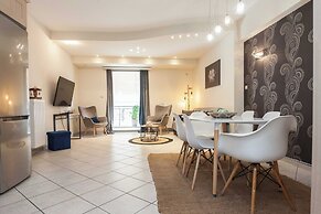 Elegant Spacious 2 Bd Apt in Petralona
