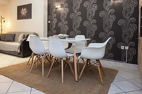 Elegant Spacious 2 Bd Apt in Petralona