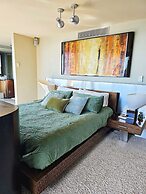 Oceanview Penthouse Suite & Beach Access