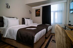 Grand Clover Hotel