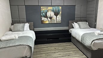 House - Sleeps 8 - Parking - Station Close