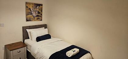 House - Sleeps 8 - Parking - Station Close