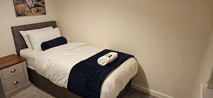 House - Sleeps 8 - Parking - Station Close
