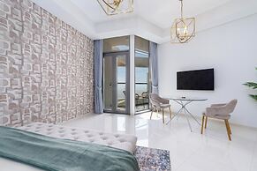 Lux BnB Aykon Tower Skyline Views