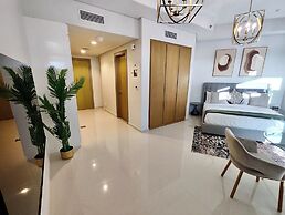 Lux BnB Aykon Tower Skyline Views