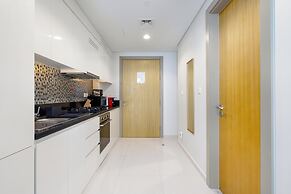 Lux BnB Aykon Tower Skyline Views
