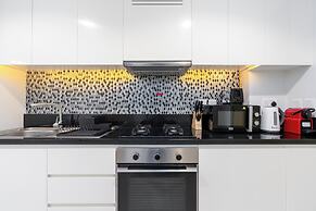 Lux BnB Aykon Tower Skyline Views