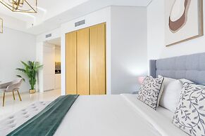 Lux BnB Aykon Tower Skyline Views