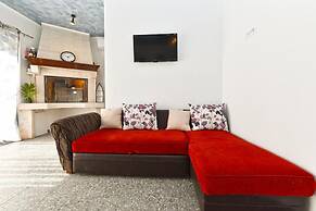 Bright Studio Apartment With Pool View