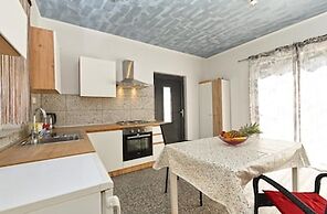 Bright Studio Apartment With Pool View