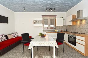 Bright Studio Apartment With Pool View