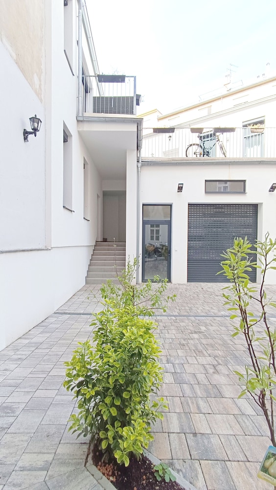 Cozy Apartment with Free Parking