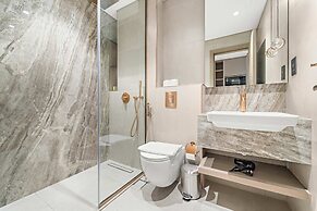 High-end Studio With Rooftop Pool and gym