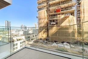 High-end Studio With Rooftop Pool and gym