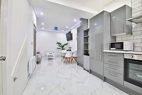 Modern 2 Bed House - Sleeps 4