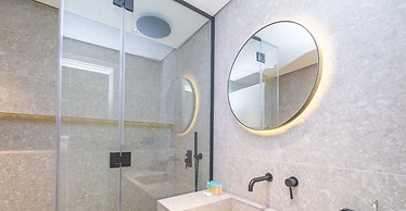 LUX The Premium Marina Sea View Suite
