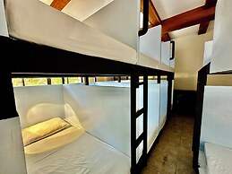 Bluewaves Hostel & Villa Panagsama by Hiverooms