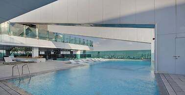 Lux 1BR w World Highest Sky Track Rooftop Pool