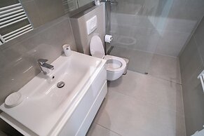 Apartment Wing 77