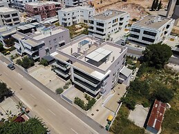 Apartment Wing 77
