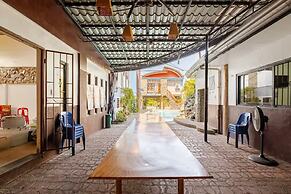 Ross Rose Budget Hotel
