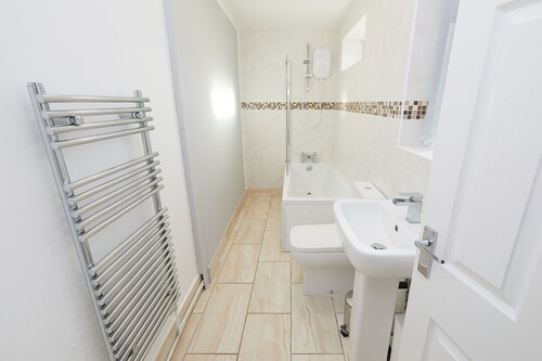 2 Bed Derby House- Parking - Rolls Royce