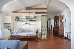 Bright Last-Floor Apartment with Terrace