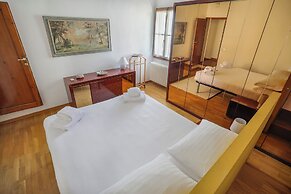 Bright Last-Floor Apartment with Terrace