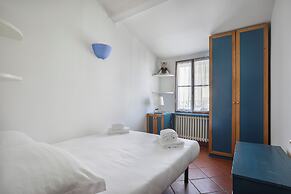 Bright Last-Floor Apartment with Terrace