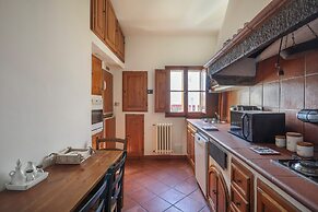 Bright Last-Floor Apartment with Terrace