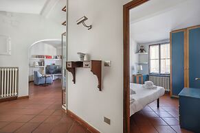 Bright Last-Floor Apartment with Terrace