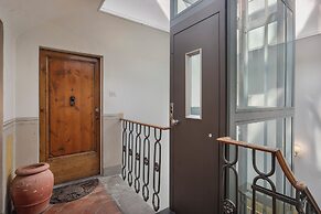 Bright Last-Floor Apartment with Terrace