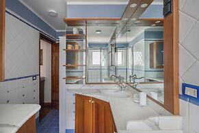Bright Last-Floor Apartment with Terrace