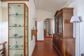 Bright Last-Floor Apartment with Terrace