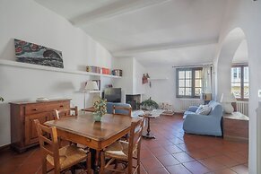Bright Last-Floor Apartment with Terrace