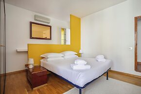 Bright Last-Floor Apartment with Terrace